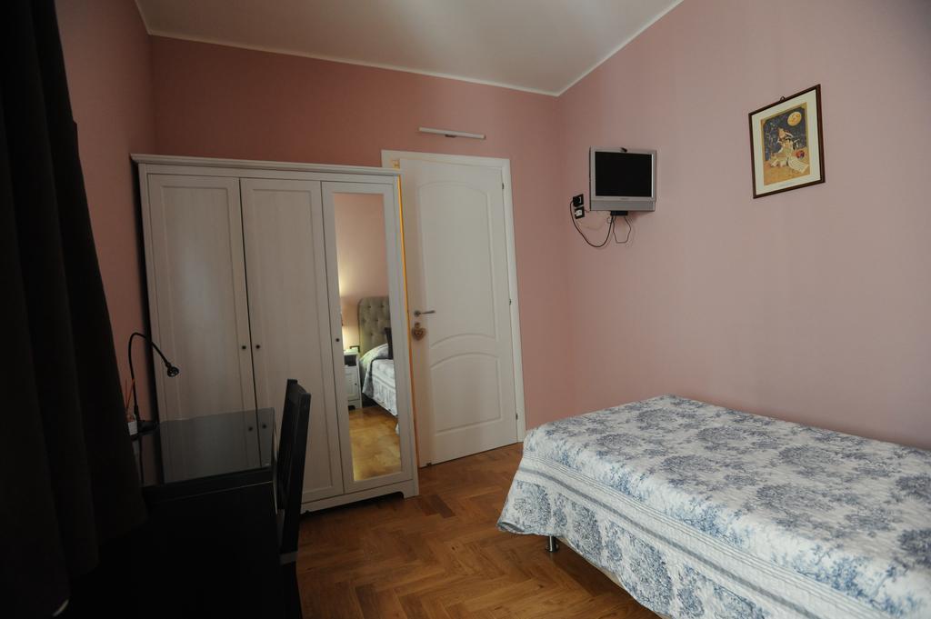 B&B Aurora Domus D'A-Mare 佩萨罗 客房 照片