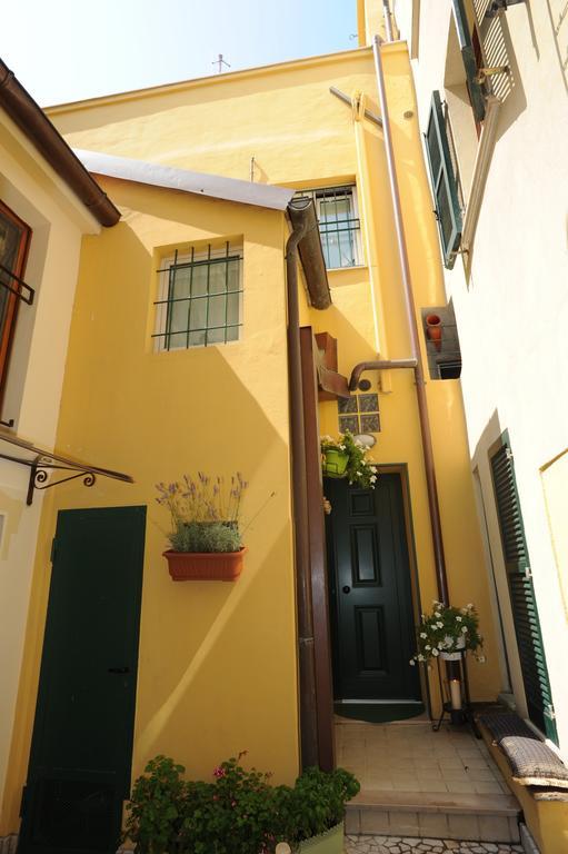B&B Aurora Domus D'A-Mare 佩萨罗 外观 照片